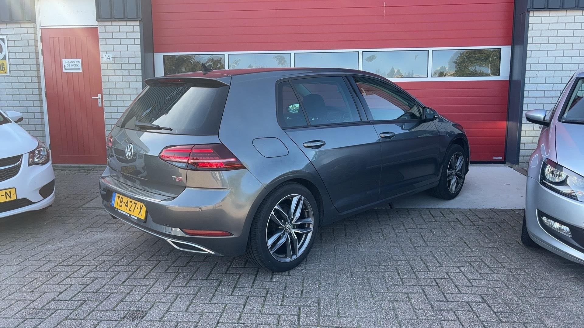 Volkswagen Golf 1.5 TSI Highline Business AUTOMAAT / PANORAM, Auto's, Dealer onderhouden, 4 cilinders, 150 pk, Bedrijf