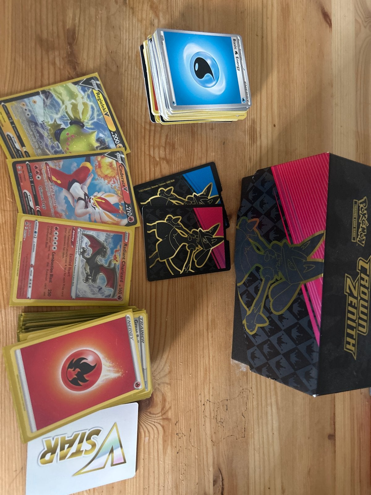 Pokémon TCG Crown Zenith ETB met kaarten en sleeves, Ophalen of Verzenden, Gebruikt, Meerdere kaarten