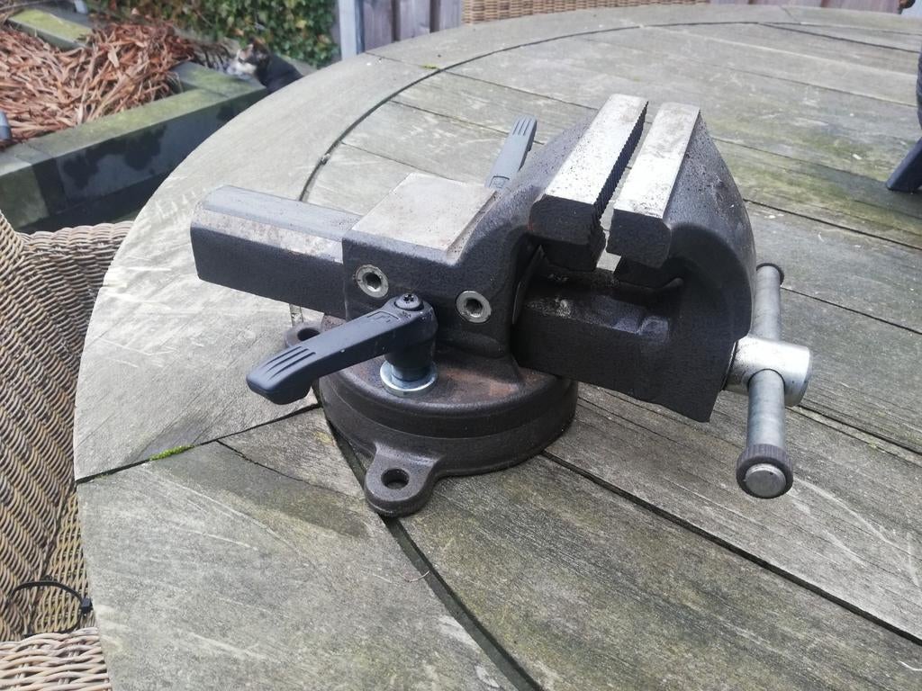 Degelijke 125mm bankschroef met draaibaar bovendeel, Doe-het-zelf en Verbouw, Gereedschap | Handgereedschap, Ophalen of Verzenden