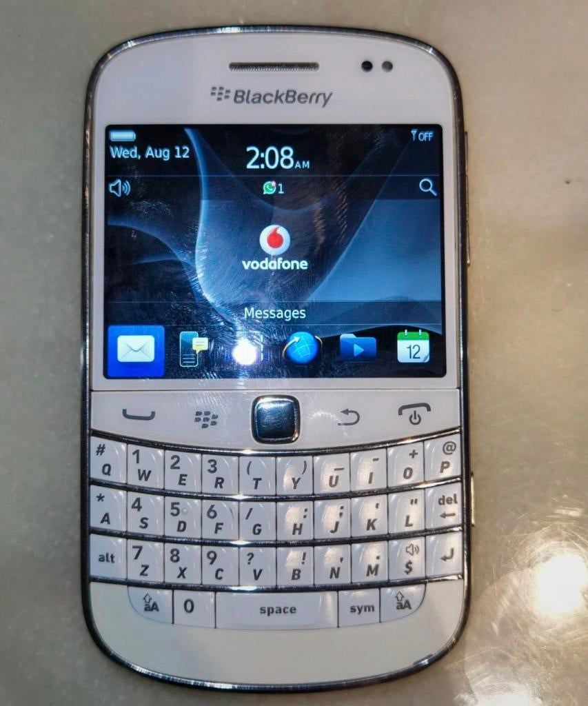 Te koop: een nette BlackBerry Bold 9900 whit edition .

Dez, Ophalen of Verzenden