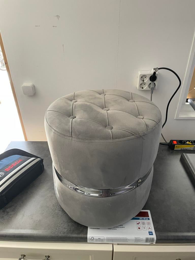 Grijze fluwelen poef met chromen accent, Ophalen, Rond, Zo goed als nieuw, Stof