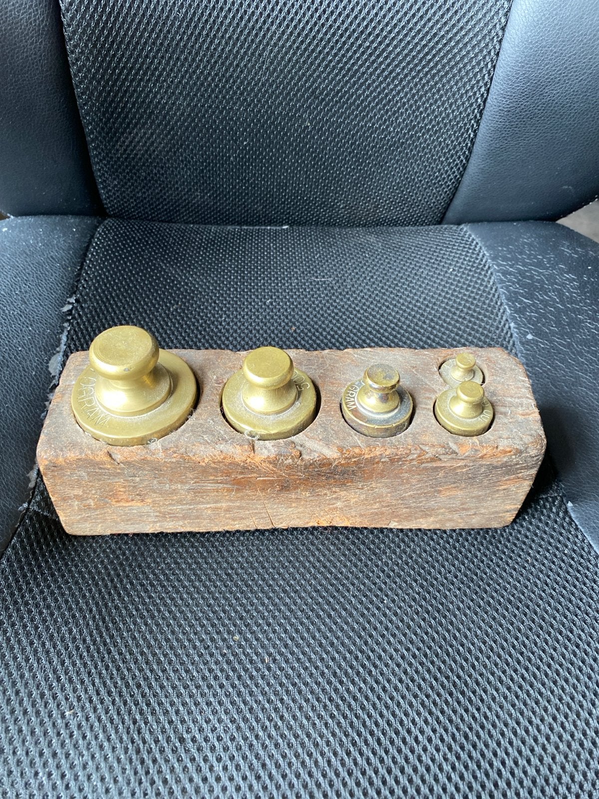 Antieke geijkte massieve gewichten in houten blok, Antiek en Kunst, Ophalen of Verzenden