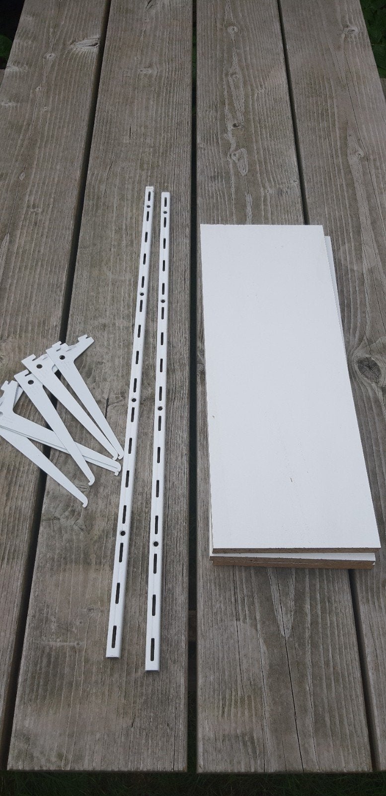 Witte wandplanken met dragers en rails, Ophalen, Zo goed als nieuw