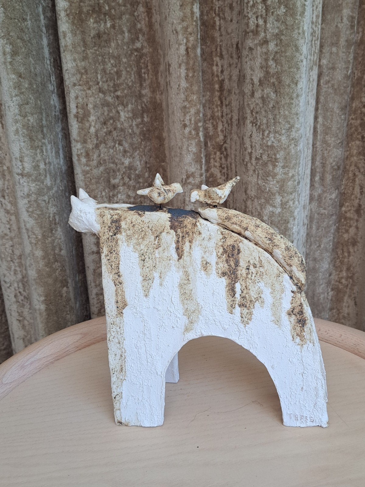 Keramieken beeld van een poes met vogels, van Trees Stegeman, Minder dan 20 cm, Handgemaakt, Ophalen of Verzenden, Zoogdier