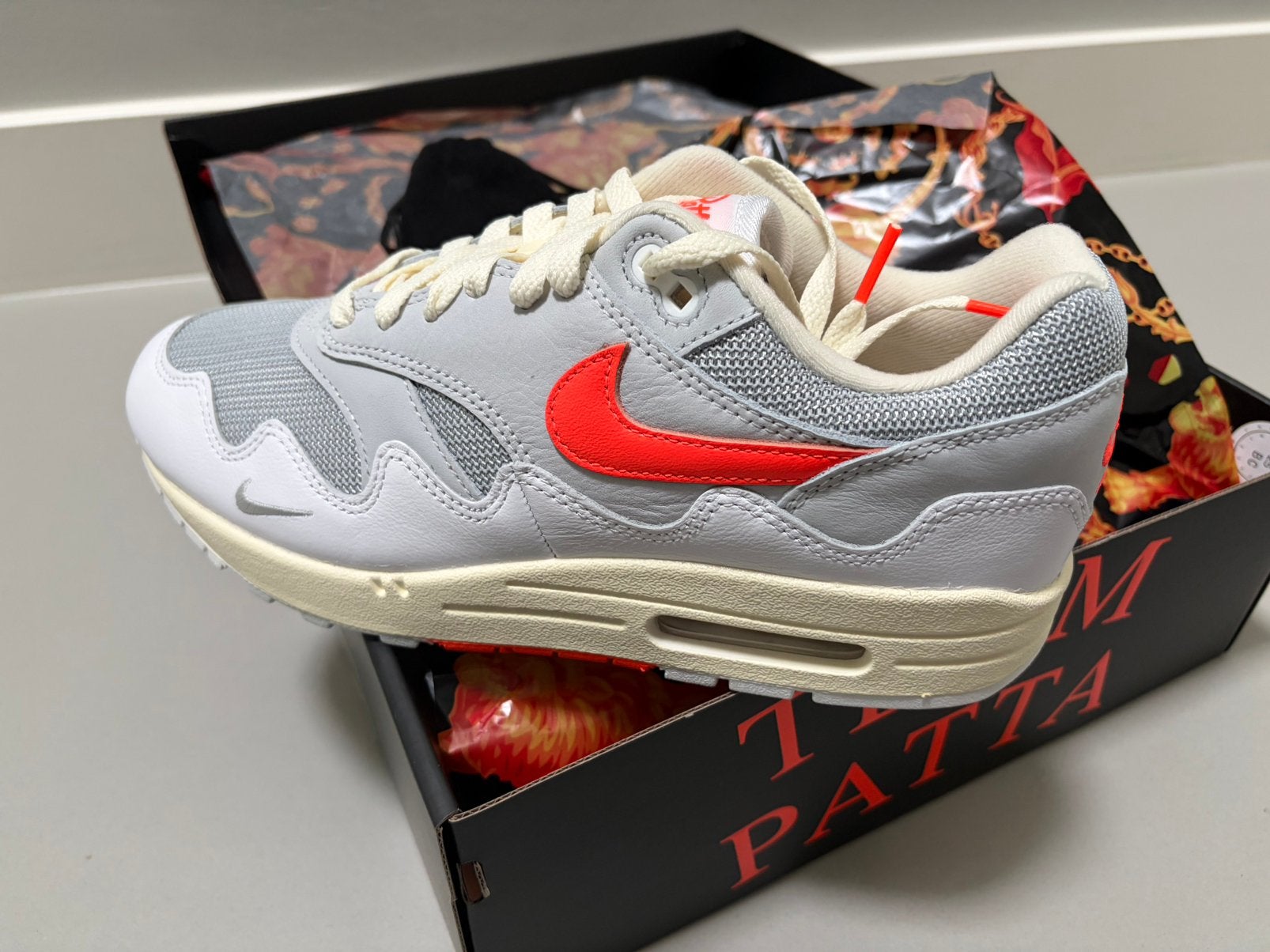Nike Air Max 1 Patta 'White/Hyper Crimson' (Maat 42), Ophalen of Verzenden, Nieuw, Wit, Sneakers of Gympen