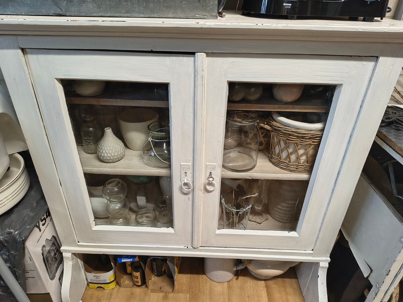 Vintage wit houten vitrinekastje met glazen deuren, Antiek en Kunst, Antiek | Meubels | Kasten, Ophalen