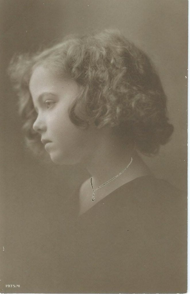 Oude foto van een jong meisje, mogelijk uit Suriname, Verzamelen, Ophalen of Verzenden, Voor 1920, Gelopen, Kinderen