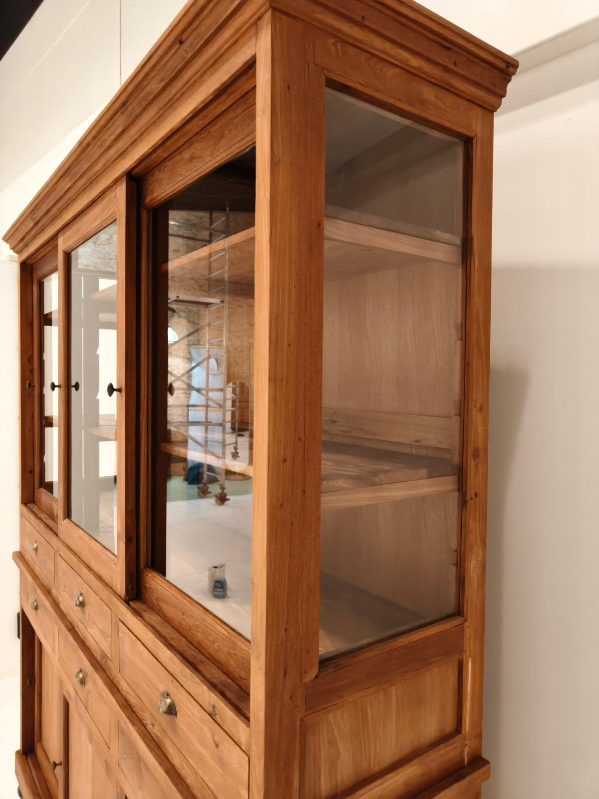 Massief teakhouten buffetkast, Huis en Inrichting, Kasten | Buffetkasten, Ophalen, Met deur(en), Glas, 150 tot 200 cm