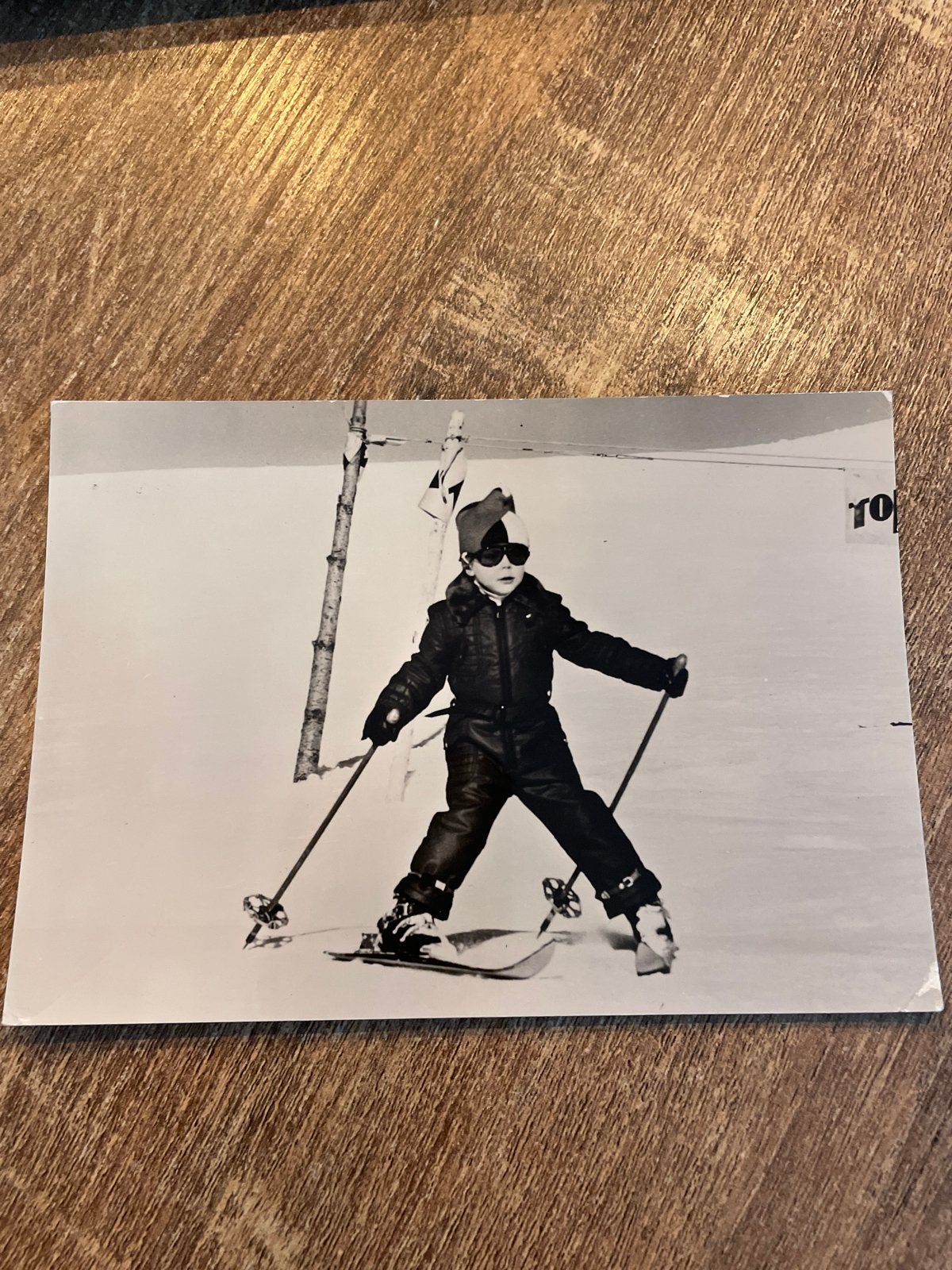 Foto Z.K.H. Prins Constantijn op ski's in Lech, Kerst 1973, Verzamelen, Ophalen of Verzenden, 1960 tot 1980, Gelopen, Oostenrijk