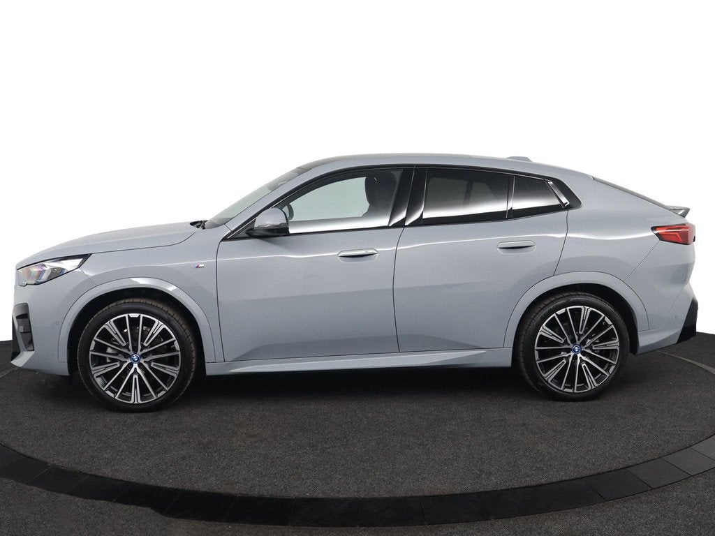 BMW iX2 xDrive30 M Sport Edition | SOH 100% | Panoramadak |, Auto's, BMW, 479 km, Zwart, Met garantie (alle), Vierwielaandrijving