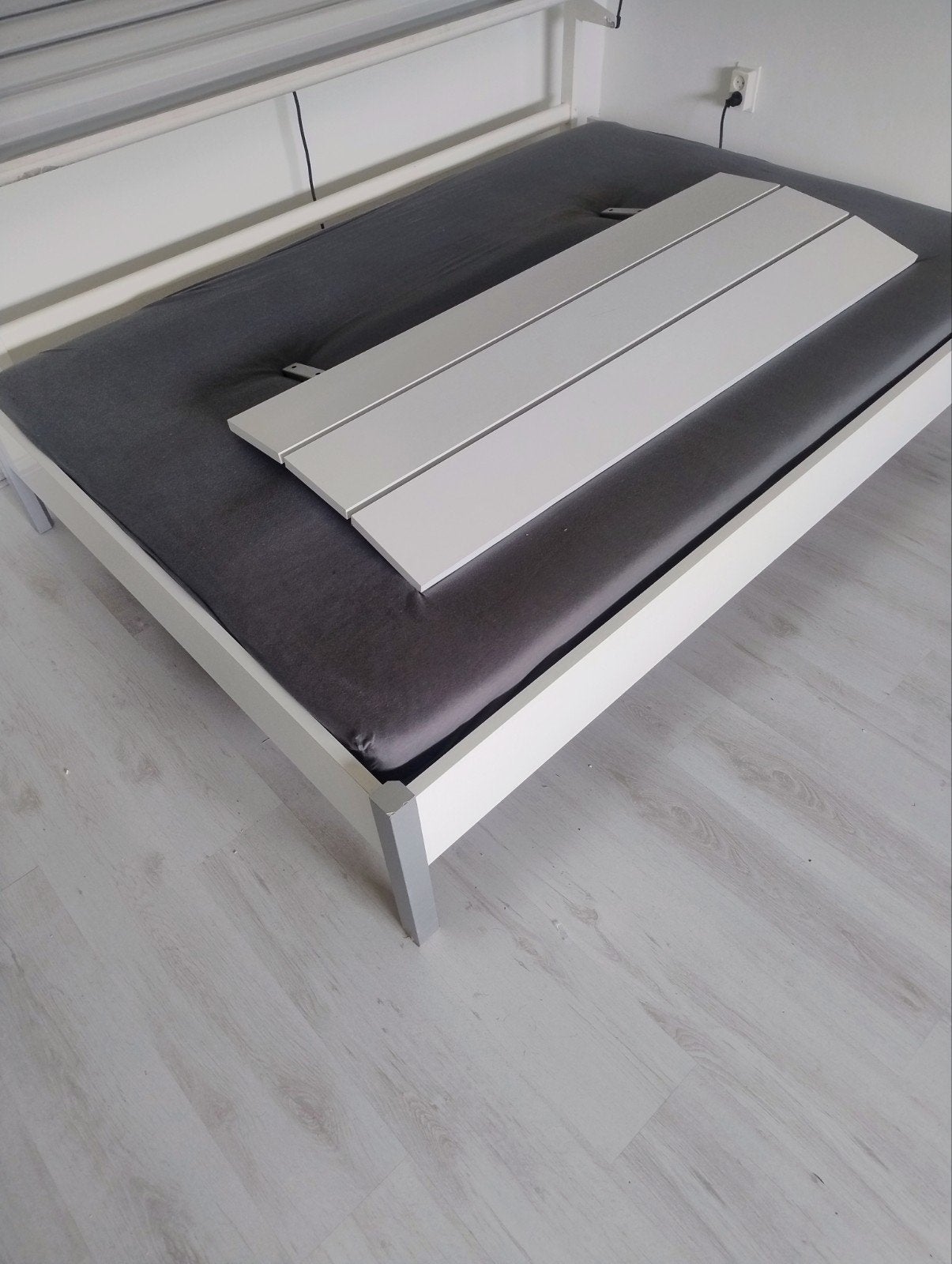 Tweepersoonsbed 140 cm met achterwand en lattenbodems, Ophalen, Gebruikt, Tweepersoons, 140 cm