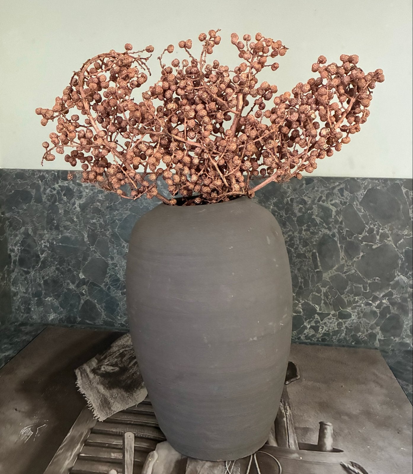 Grote grijs/taupe vaas met een gekleurde gedroogde dadel tak, Ophalen of Verzenden, Zo goed als nieuw, Steen/keramiek, Geschikt voor droogbloemen