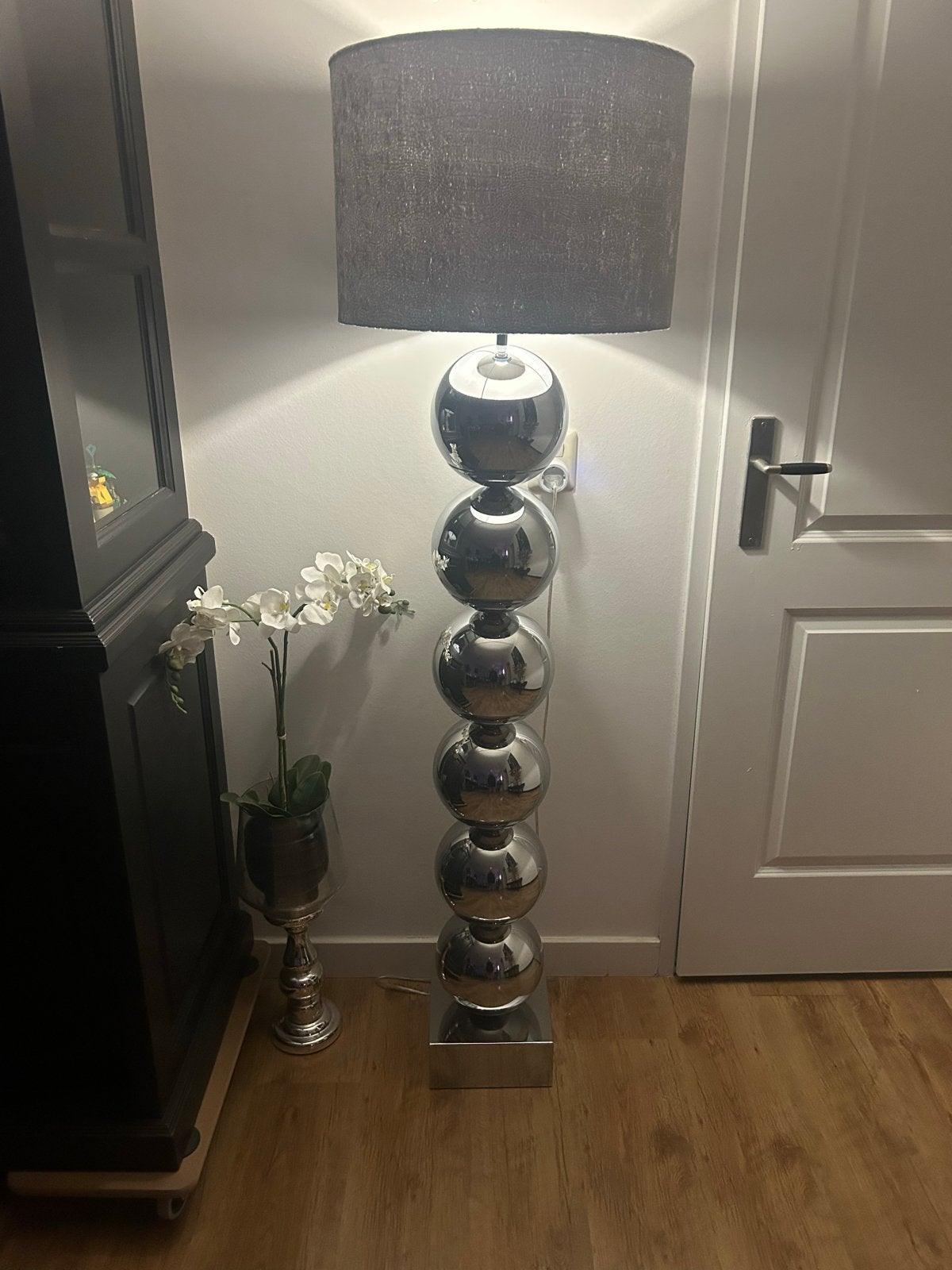 Modernere staande lamp met chromen bollen en grijze kap, Ophalen, E27 (groot), Zo goed als nieuw, Metaal