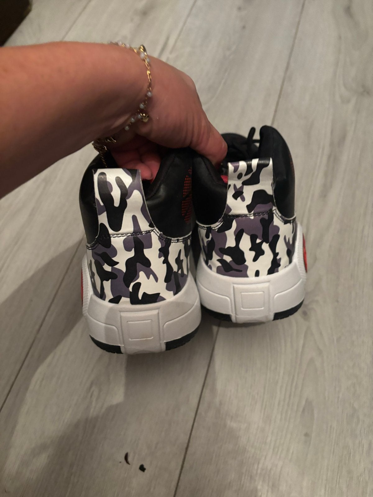 Nieuwe heren sneakers maat 45 - Zwart/Rood/Wit camouflage, Ophalen of Verzenden, Nieuw, Overige kleuren, Sneakers of Gympen
