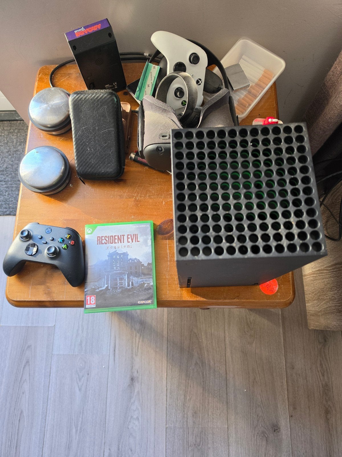 Foto 3 van Xbox Series X met Resident Evil Village