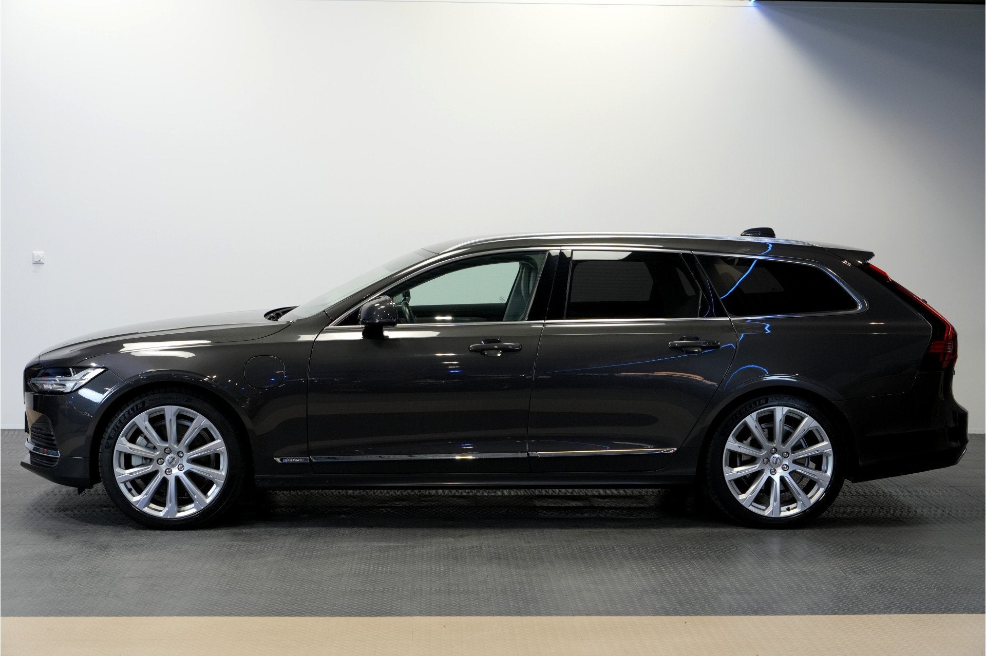 Volvo V90 2.0 T8 AWD 335kW/456pk Aut8 Plug-in hybrid Plus Br, Automaat, Dealer onderhouden, 4 cilinders, Hybride Elektrisch/Benzine