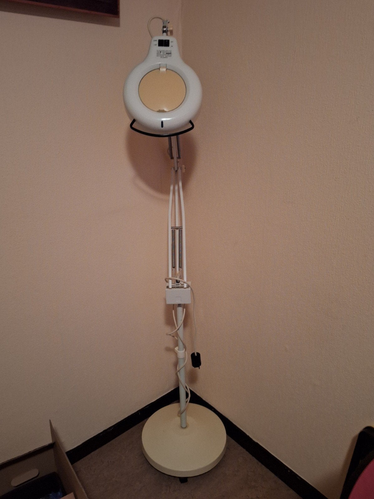 loep op vloerstatief met lamp. handwerk, Ophalen, Loeplamp