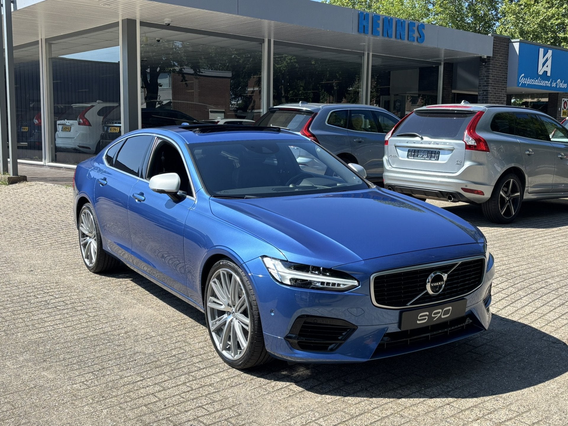 Volvo S90 T8 AWD R-Design B&W Head-Up Luchtvering 360 DAB Ke, Auto's, Automaat, Dealer onderhouden, Gebruikt, 4 cilinders