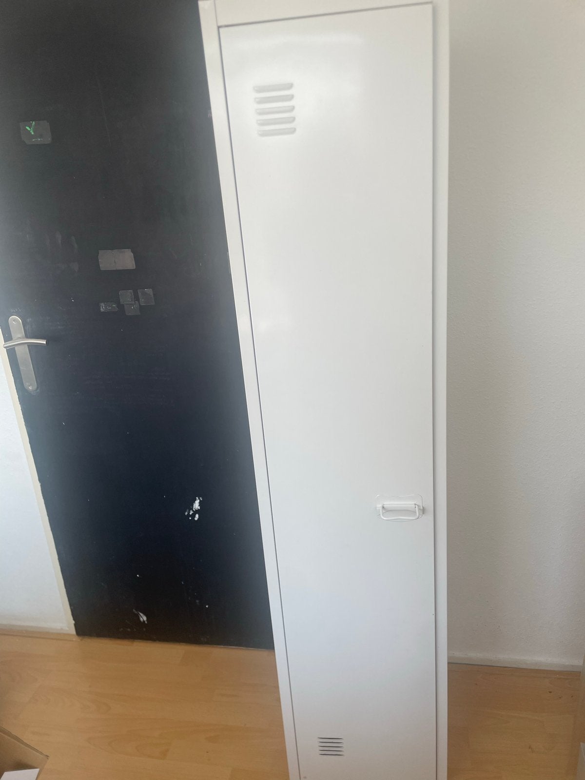 Witte metalen locker met planken, Ophalen, Gebruikt