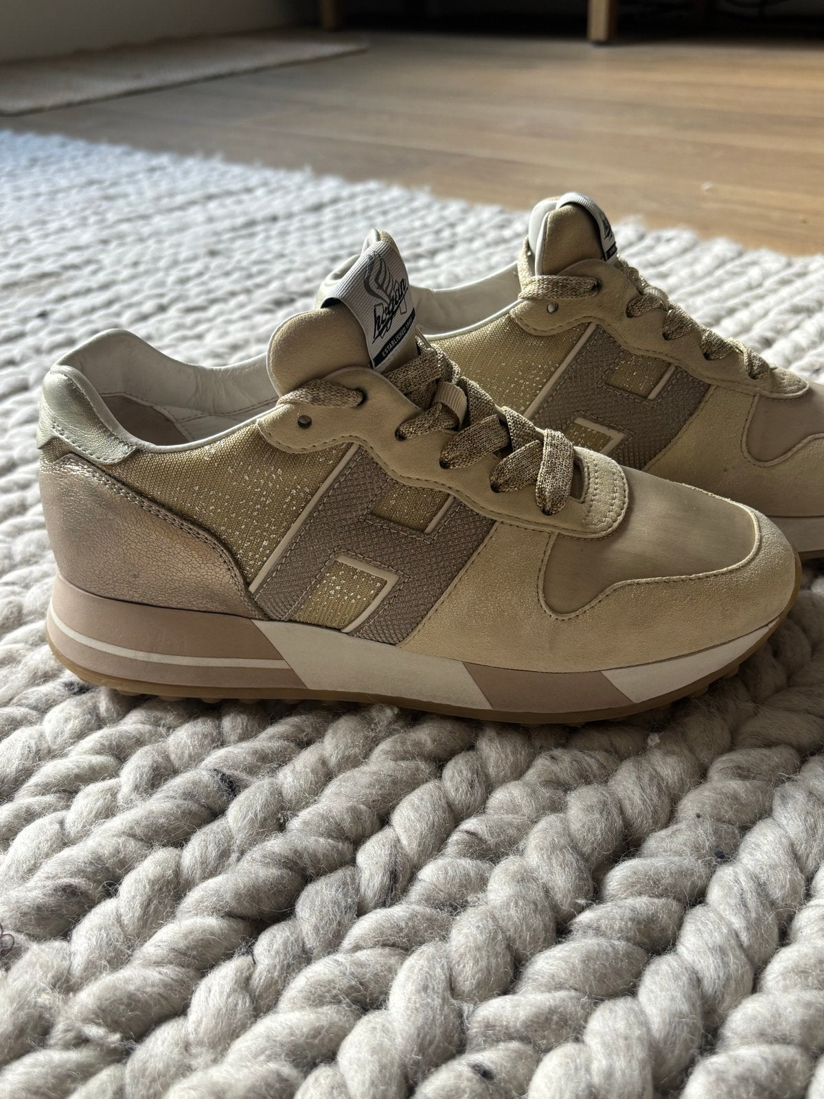 Hogan Sneaker beige/ goud - maat 37.5, Kleding | Dames, Schoenen, Ophalen of Verzenden, Zo goed als nieuw, Beige, Sneakers of Gympen