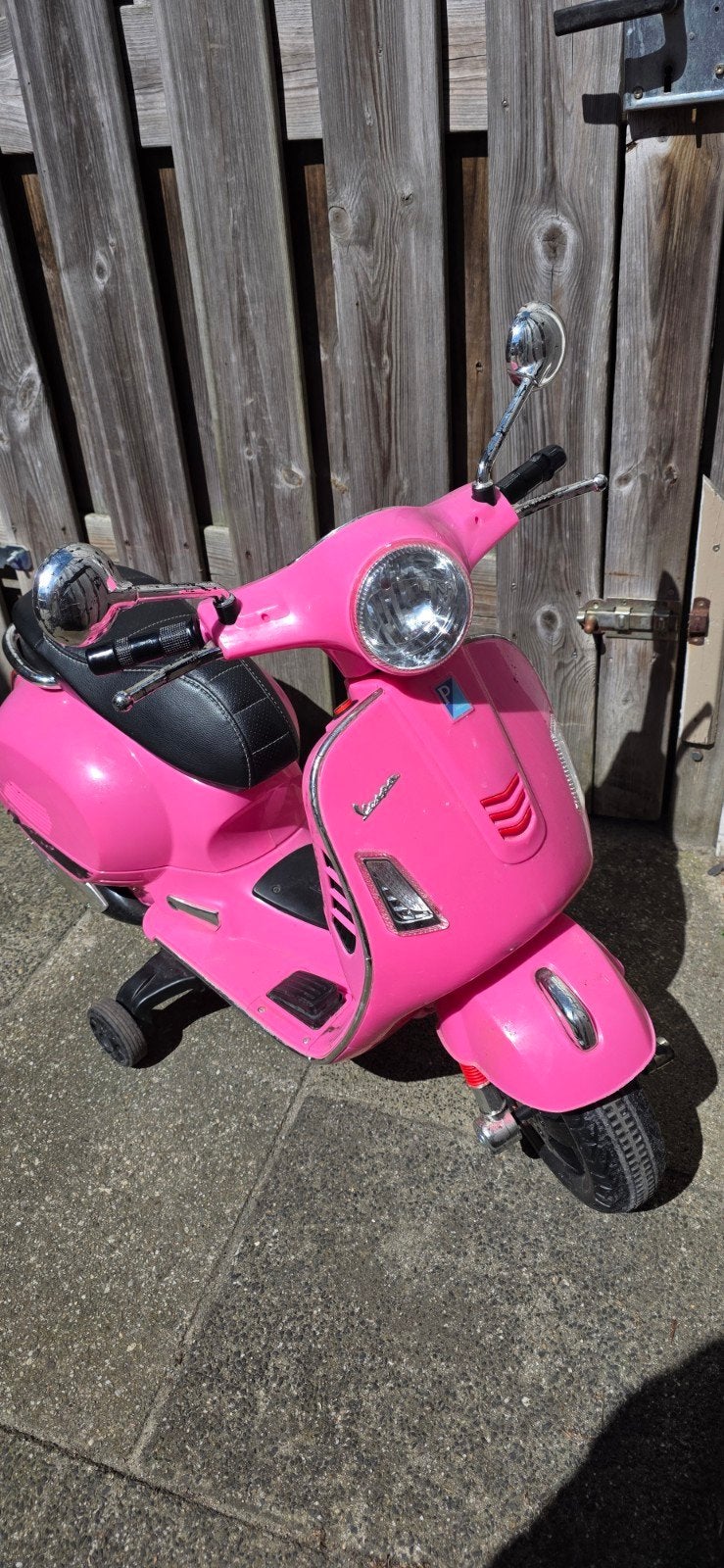 Roze elektrische Vespa kinderscooter - accu defect, Ophalen, Gebruikt, Overige typen
