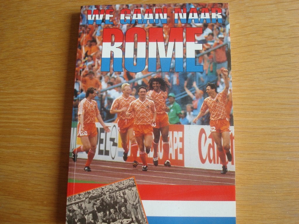Boek voetbal, We gaan naar Rome, Ophalen of Verzenden, Zo goed als nieuw, Balsport