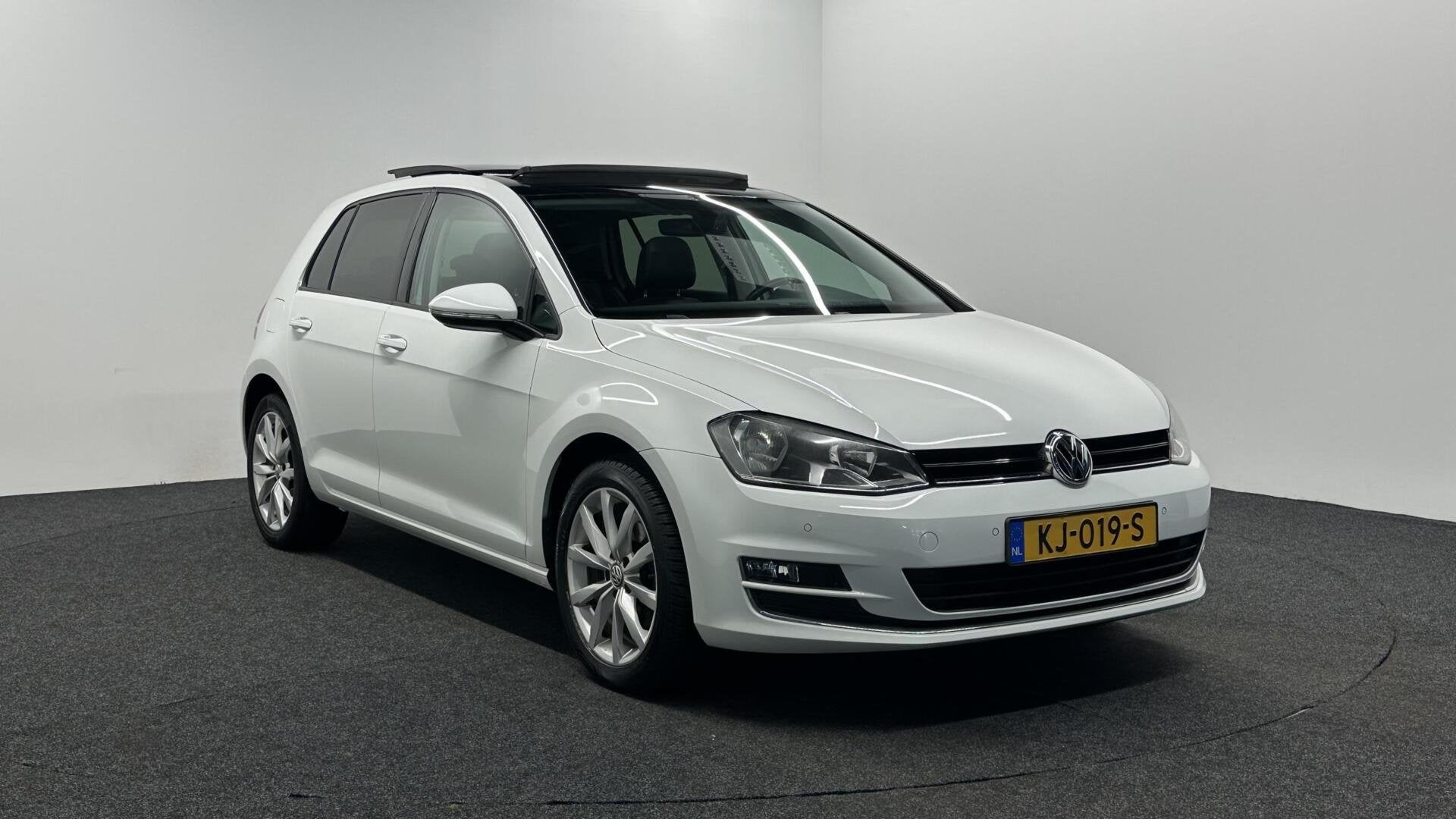 Foto 3 van Volkswagen Golf 1.6 TDI Connected Series PANO NAVI CRUISE LM