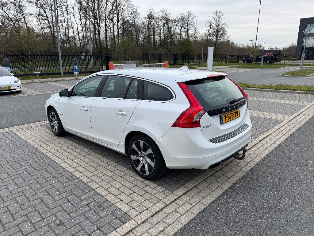 Volvo V60 D6 215pk Plug-in Hybrid 2013 Wit, 1849 kg, 1800 kg, Zwart, Wit