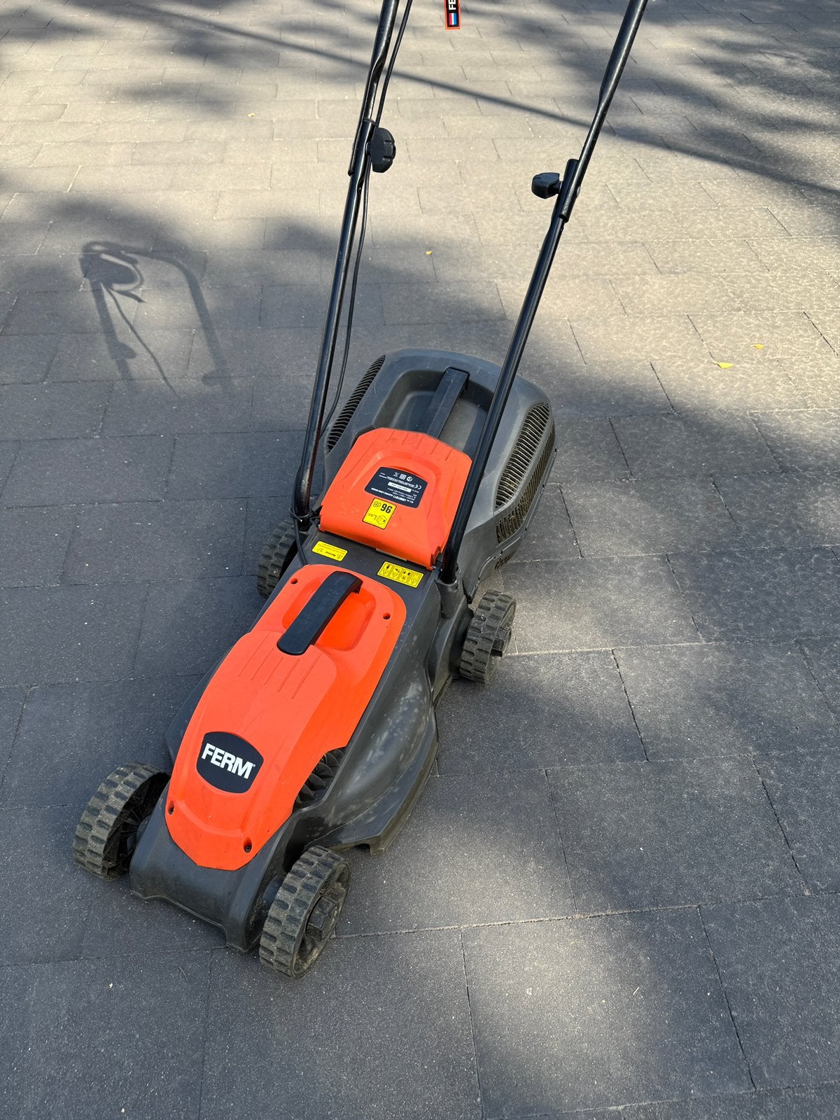 FERM grasmaaier type LMM1011 heeft nieuwe koolborstels nodig, Ophalen, Zo goed als nieuw