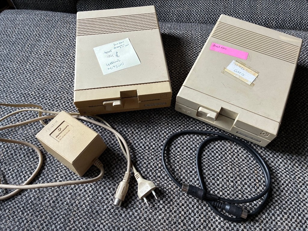 Two 1541-II Floppy drives for commore c64/c128 + cable + PSU, Computers en Software, Vintage Computers, Ophalen of Verzenden, Commodore 64