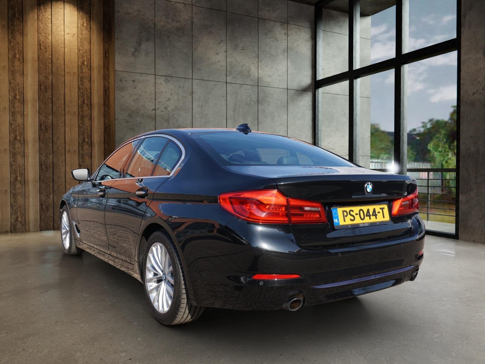 BMW 5-serie 520i Executive Sportline Automaat, Auto's, Gebruikt, 4 cilinders, 1505 kg, Zwart
