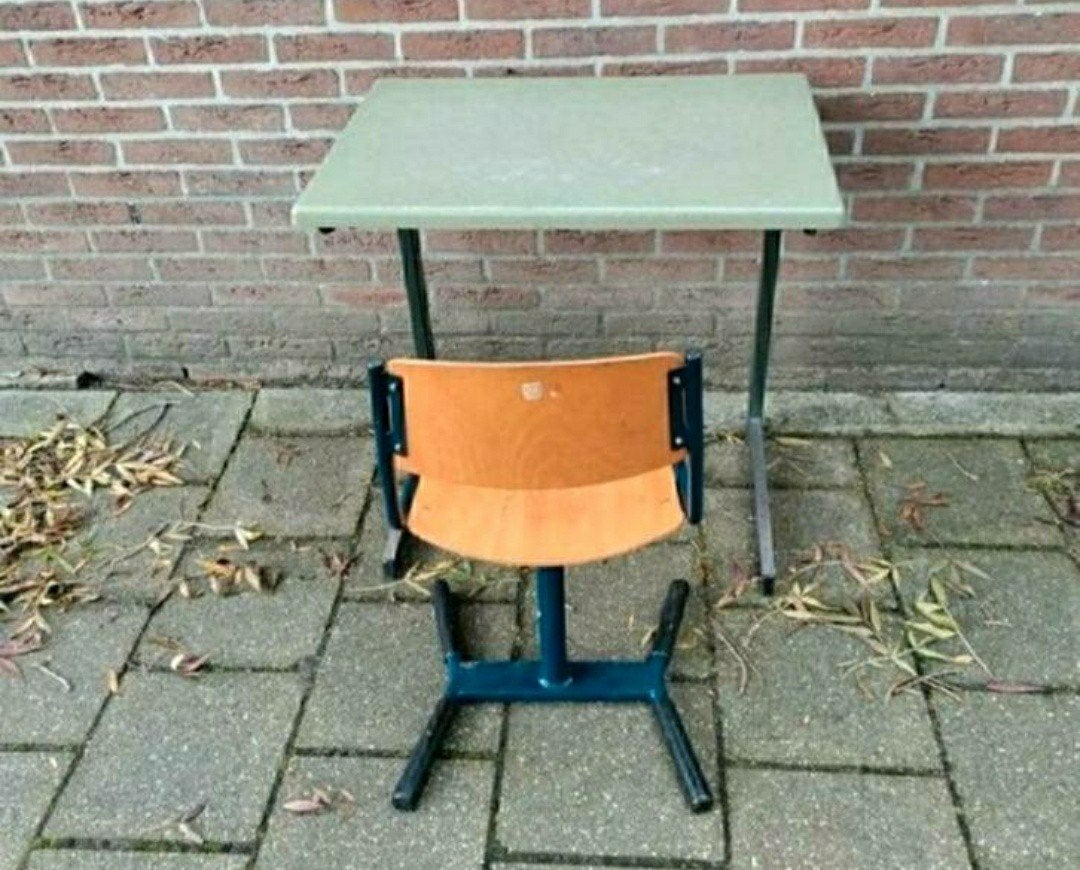 SCHOOLTAFELTJE,Stoeltje,1970,kind,lagere School,RETRO,school, Ophalen, Gebruikt, Metaal, Eén