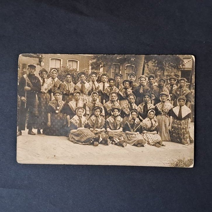 Fotokaart Holwerd Friesland Poseren in Klederdracht 1913, Verzamelen, Ophalen of Verzenden, Voor 1920, Ongelopen, Friesland