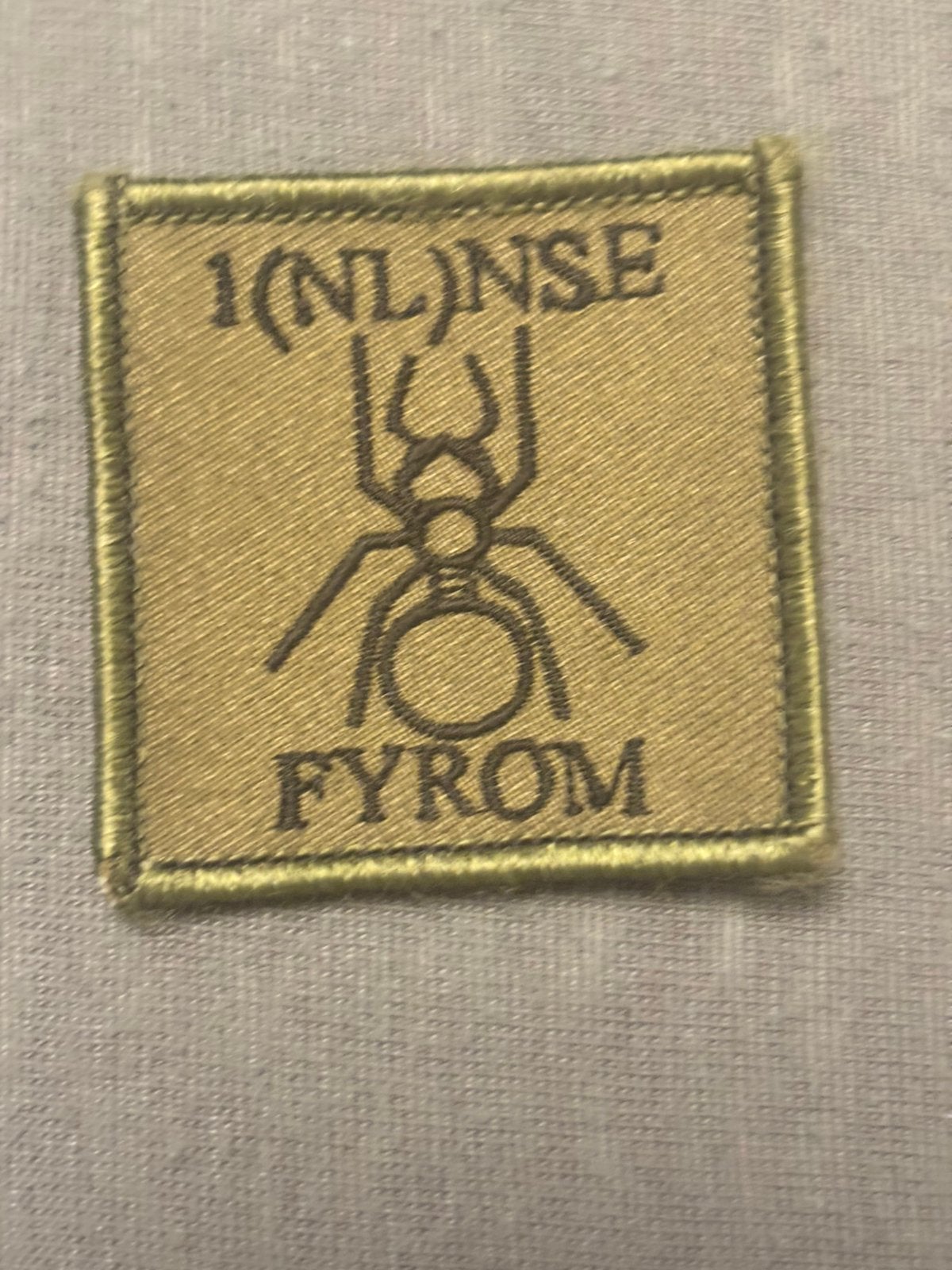 5x5 borst embleem Fyrom, Verzamelen, Verzenden, Landmacht, Nederland, Embleem of Badge
