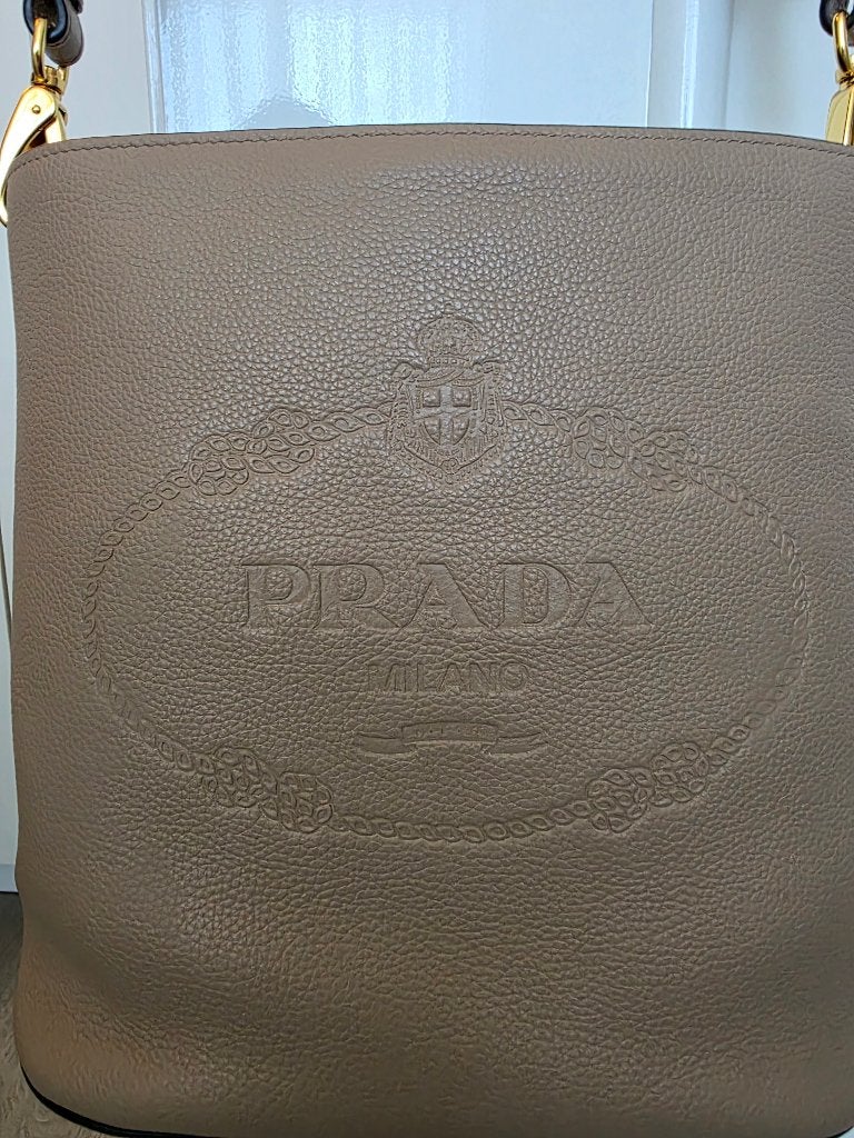 PRADA LEREN TAS MODEL SECCHIELO LOGO-EMBOSSED 100% ORIGINEEL, Ophalen of Verzenden, Nieuw, Beige, Handtas