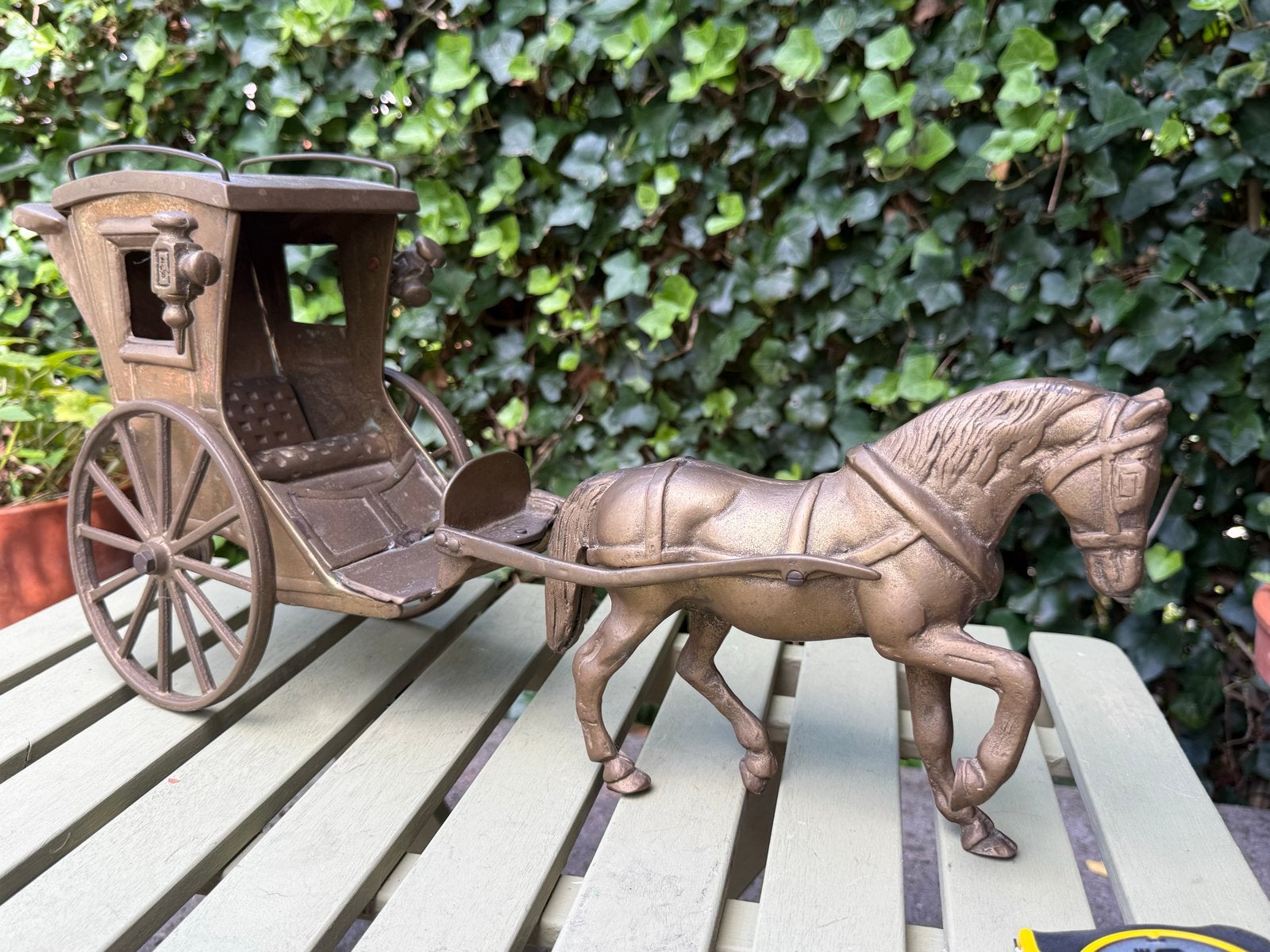 Loodzwaar bronzen paard met koets - 26x56 cm, Antiek en Kunst, Kunst | Beelden en Houtsnijwerken, Ophalen, 20 - 50 cm, Beeld, Goud