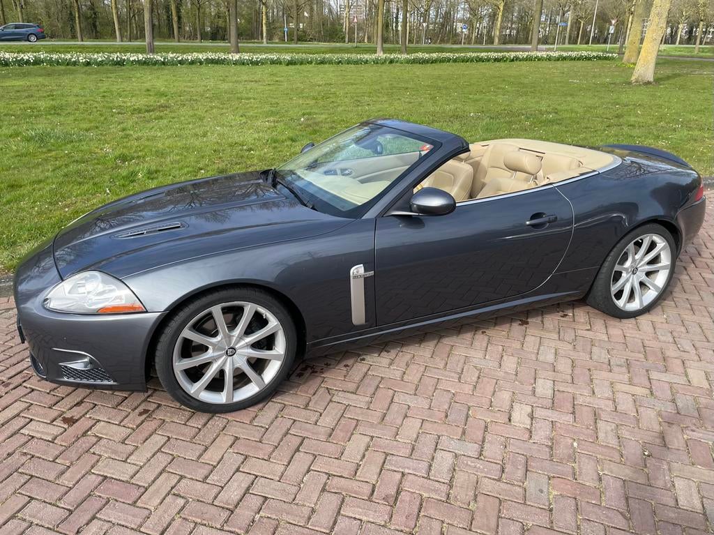 Jaguar XKR 4.2 Supercharged cabriolet weinig KMs 1e eigenaar, Auto's, Jaguar, Achterwielaandrijving, Cabriolet, Particulier, Dealer onderhouden