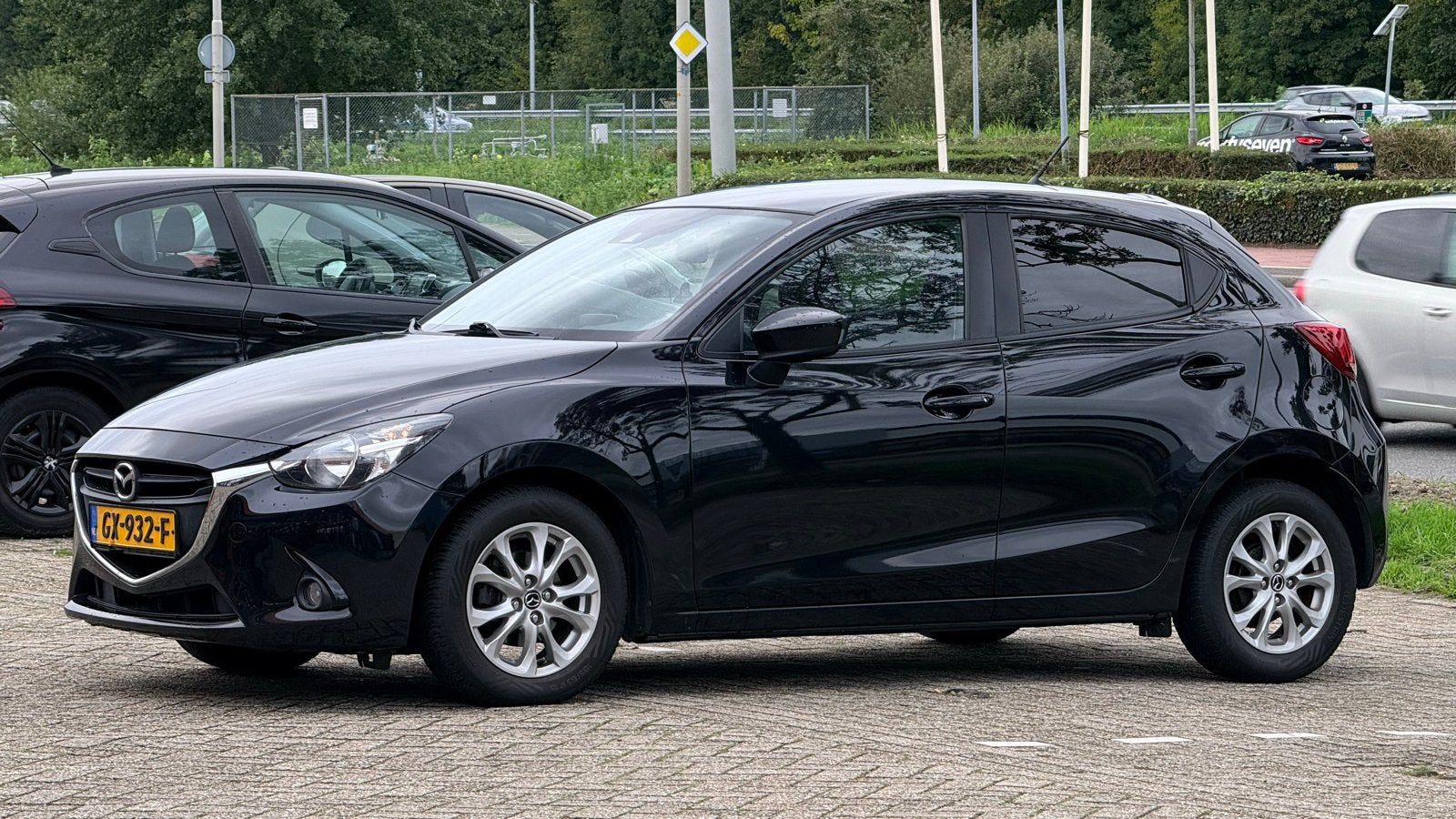Mazda 2 1.5 Nieuw Model 5DRS 2015 Zwart, Auto's, Voorwielaandrijving, 31 €/maand, 4 cilinders, Zwart