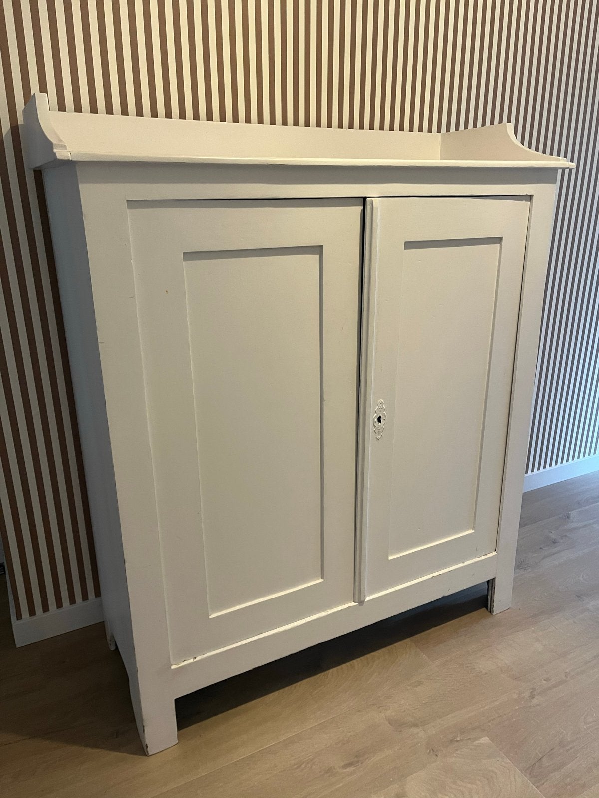 Wit brocante meidenkastje, Ophalen
