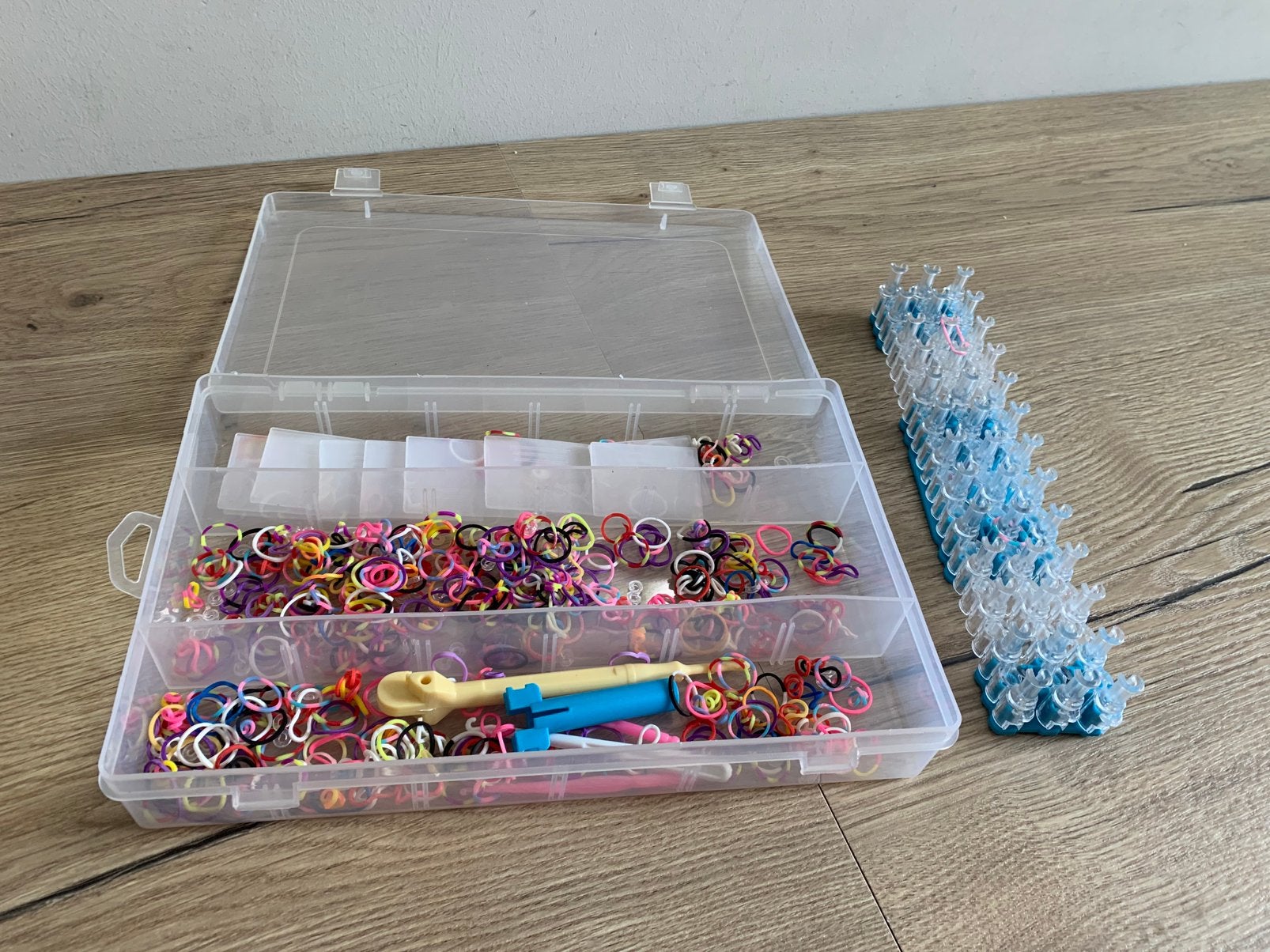 Loom bands set met opbergdoos en accessoires, Gebruikt, Overige thema's, Meerkleurig, Ophalen of Verzenden