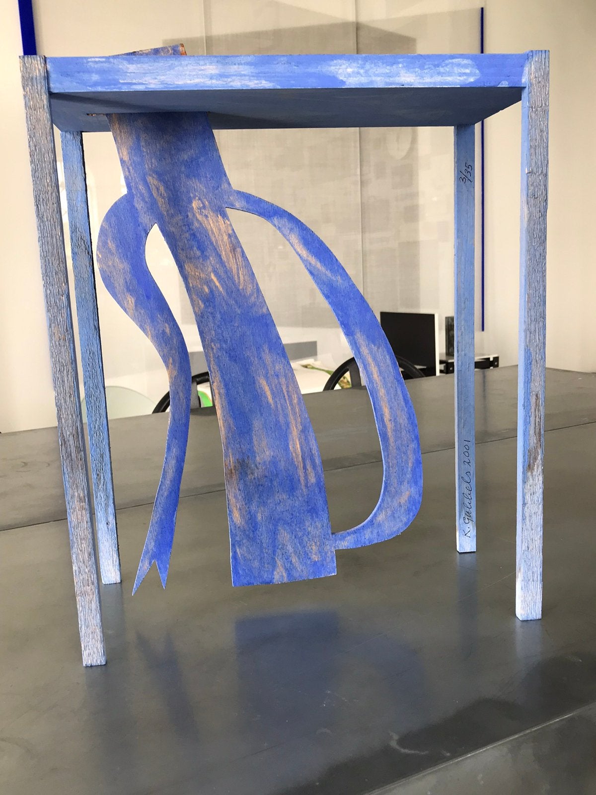 Klaas Gubbels, van hout object blauwe houten ketel, Ophalen