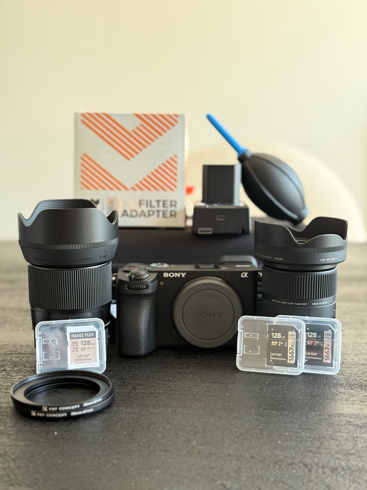 Sony A6700 + 2 Sigma lenzen + complete premium accessoireset, Ophalen of Verzenden, Zo goed als nieuw, Accu, Beeldstabilisatie
