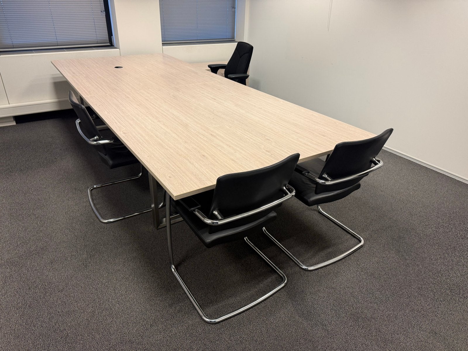 Groot bureau / werkplek / directie tafel, Vergader- of Presentatieruimte, Ophalen, Gebruikt, Complete inventaris