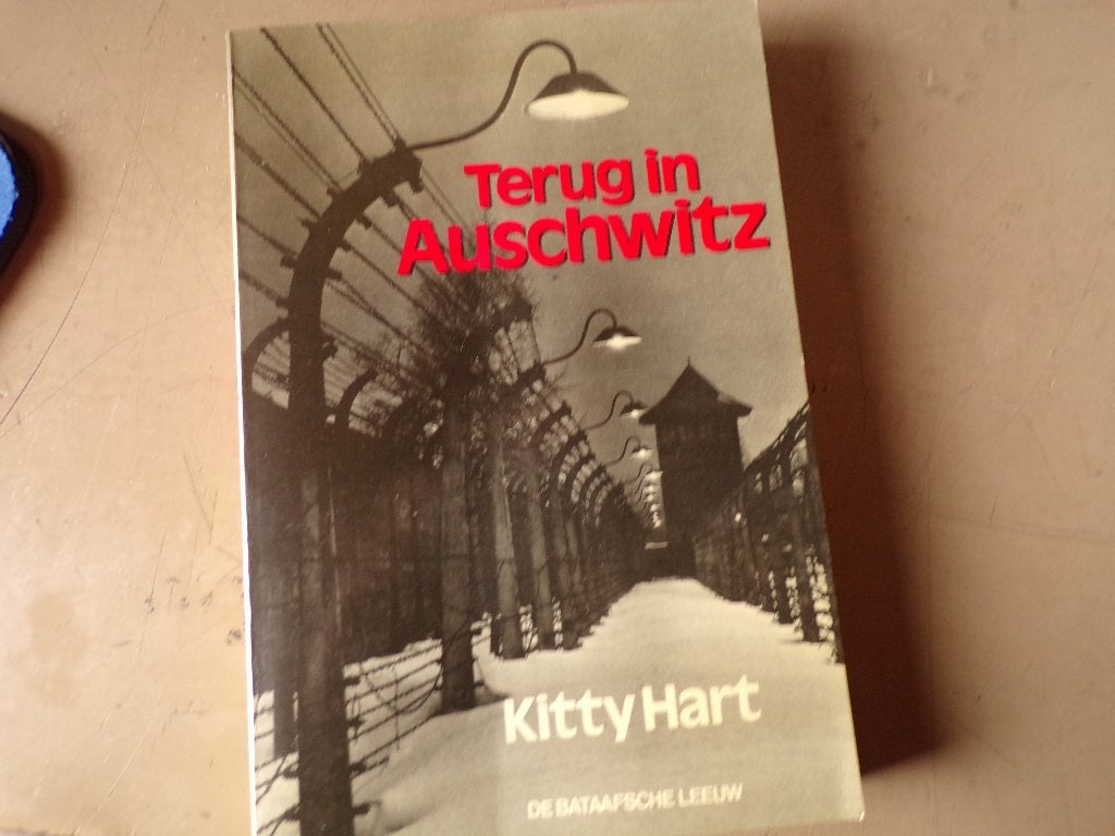 Kitty Hart,  Terug in Auschwitz, Boeken, Ophalen of Verzenden, Tweede Wereldoorlog, Zo goed als nieuw, Overige onderwerpen