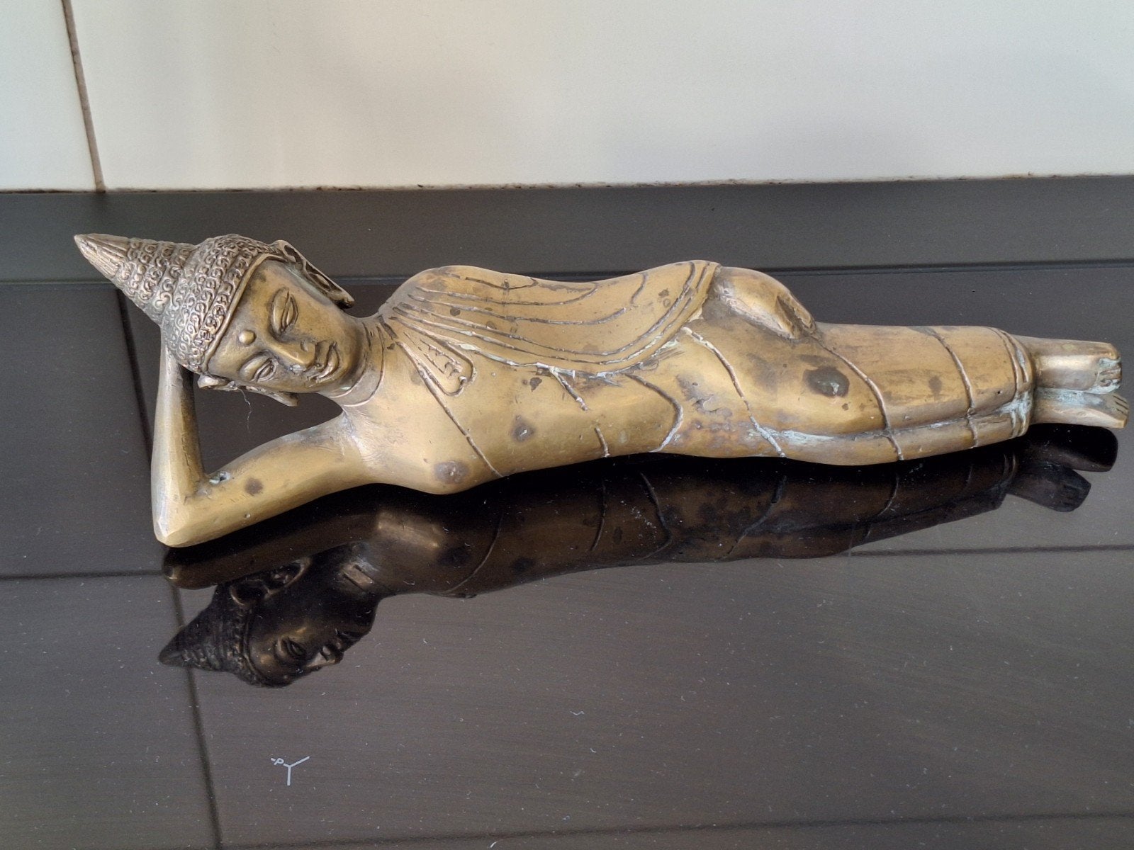 Liggende Boeddha beeld in brons - Aziatische kunst, Ophalen of Verzenden, 20 - 50 cm, Beeld, Goud