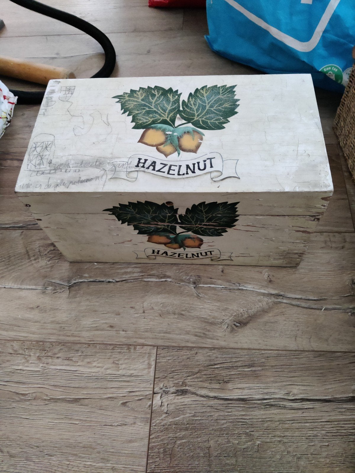 Decoratieve houten kist met hazelnoot print, Minder dan 50 cm, Gebruikt, Minder dan 50 cm, Ophalen of Verzenden