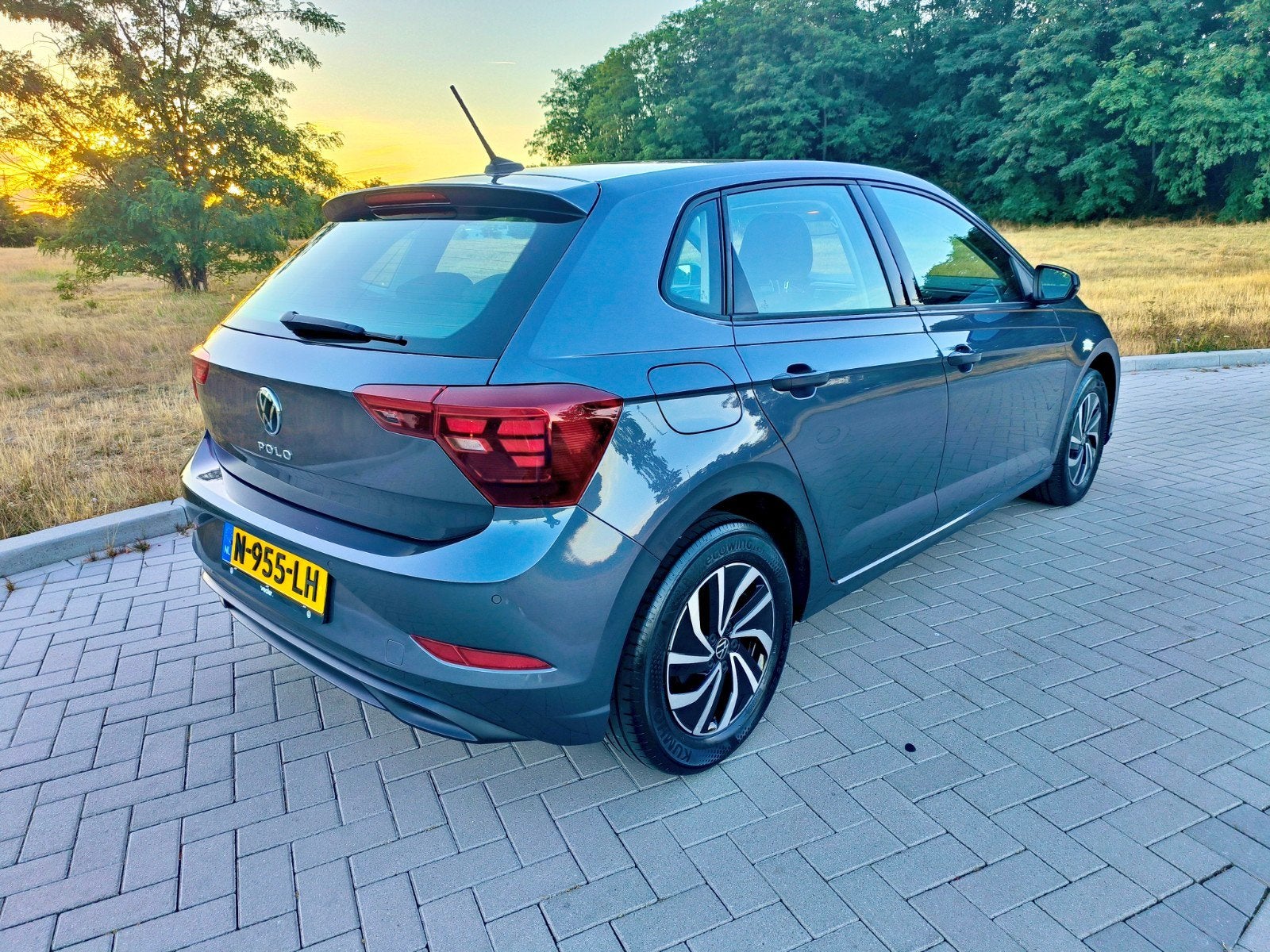 Volkswagen Polo 1.0 TSI, NW model, Carplay, Lane, Adaptive, Voorwielaandrijving, Dealer onderhouden, Zwart, 1072 kg