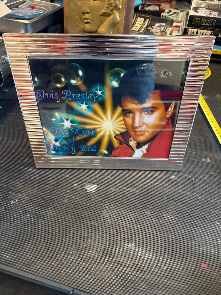 Elvis Presley foto in zware verchroomde lijst, Ophalen, Gebruikt, Metaal of Aluminium, Minder dan 50 cm