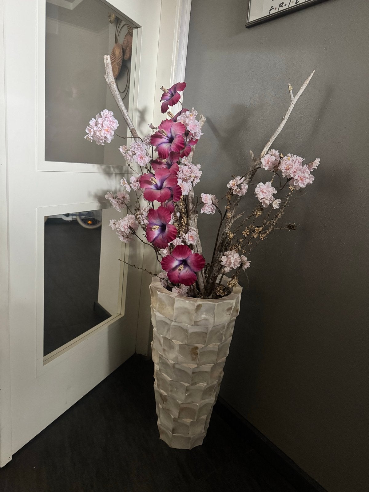 Grote luxe schelpvaas met bloemstuk, Ophalen, Overige materialen, Beige, Inclusief decoratie