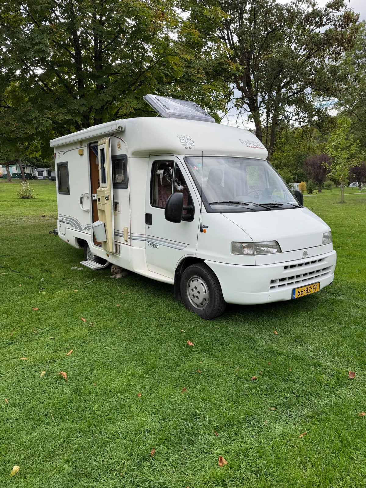 Compacte Rapido 708 F (2001) - Perfect voor 2 personen, Caravans en Kamperen, Ringverwarming, Fiat, Treinzit, Half-integraal